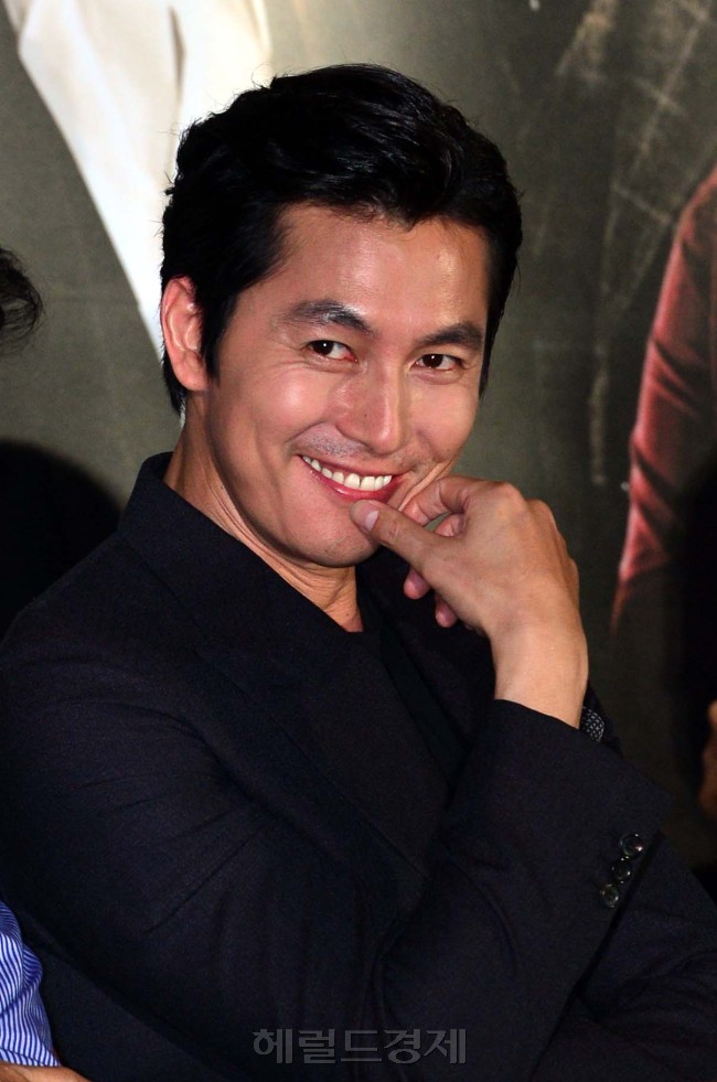 정우성(영화배우/탤런트/레드브릭하우스)
24일 오후 동대문 메가박스에서 ‘신의한 수’ 언론 배급 시사회가 열렸다.