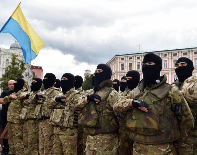 New volunteer recruits of the Ukrainian army “Azov” battalion take part in a military oath ceremony of the National Guard near the Novi Petrivtsi village not far from Kiev on Monday.   AFP-Yonhap