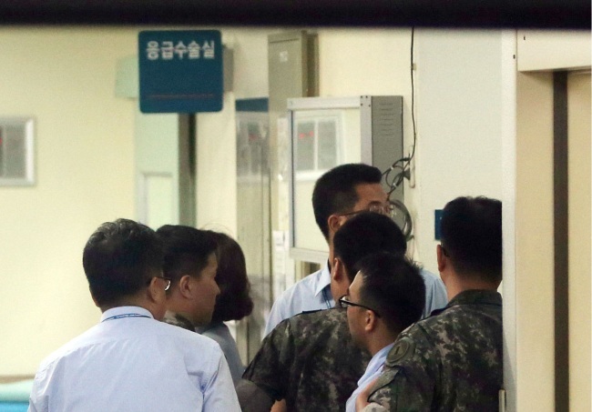 Medical team and military officials wait outside the hospital ward in Gangreung, Gangwon Province, on Monday. (Yonhap)