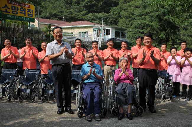 24일 장주옥 한국동서발전 사장을 비롯한 경영진 17명이 울산 소재 노인 요양시설인 소망의 집을 찾아 휠체어 10대를 전달했다.
