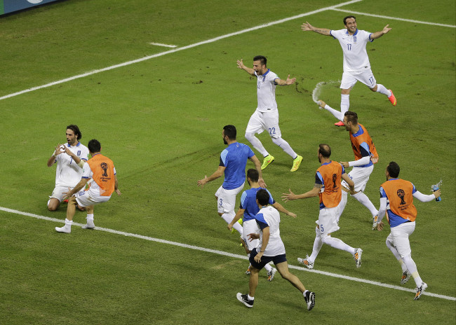 Greece’s Giorgos Samaras (left) celebrates his goal against Ivory Coast in Fortaleza, Brazil, Tuesday.   AP-Yonhap