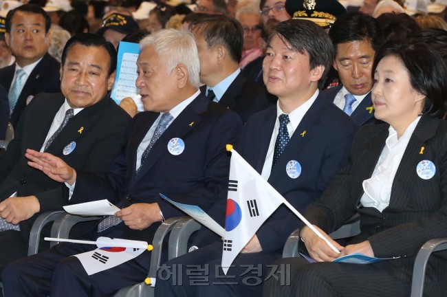 이완구 새누리당 원내대표와 김한길.안철수 새정치민주연합 공동대표가 25일 오전 서울 잠실실내체육관에서 열린 6·25전쟁 64주년행사에 참석해 이야기를 나누고 있다.이길동기자.gdlee@heraldcorp.com
이완구 새누리당 원내대표와 김한길.안철수 새정치민주연합 공동대표가 25일 오전 서울 잠실실내체육관에서 열린 6·25전쟁 64주년행사에 참석해 이야기를 나누고 있다.이길동기자.gdlee@heraldcorp.com