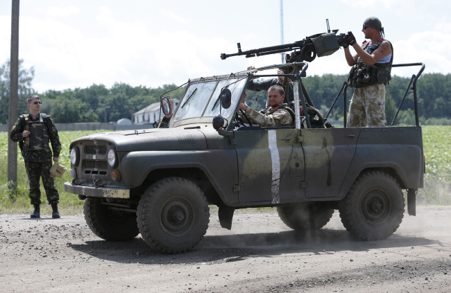 Ukrainian army soldiers move to a position near the village of Dovgenke, Donetsk region, eastern Ukraine, Tuesday.   AP-Yonhap