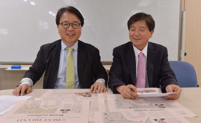Park Heung-soo (left), a professor at Yonsei University School of Business, and Lim Young-kyun, a professor of business administration at Kwangwoon University.    The Korea Herald
