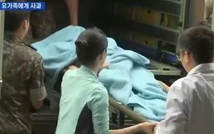 23일 임 병장은 자살시도 직후 강릉아산병원으로 긴급 이송됐다. 당시 현장에는 수많은 언론사들이 모여 임병장이 후송되는 장면을 보도.하지만, 모든 언론이 가짜 임병장의 모습을 담은 것으로 확인됐다. 바로 군당국이 가짜 임병장을 구급차에서 이송했기 때문이다.
22사단 군 총기사고/ 총기 난사, 탈영