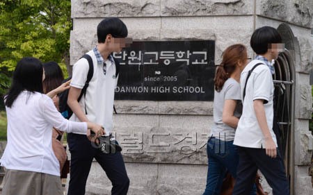 <포토>단원고2학년...부모님 손 잡고 등교