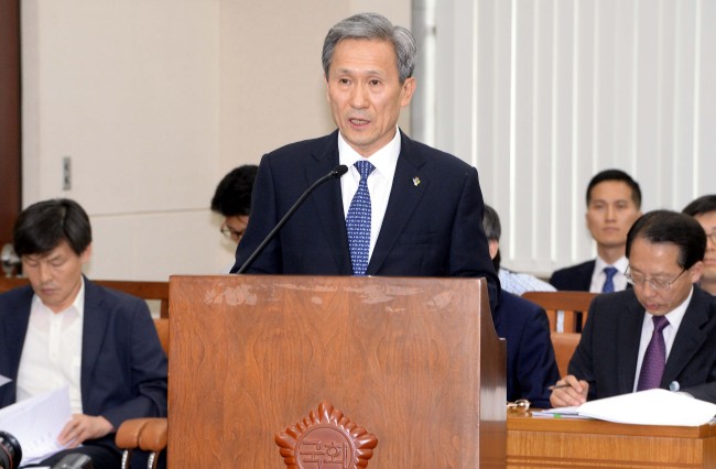 김 관진 국방장관이  25일 오후  국회 국방위원회에 출석해  동부전서 총기난사사건에 대한 현안보고를 하고 있다.이길동기자.gdlee@heraldcorp.com