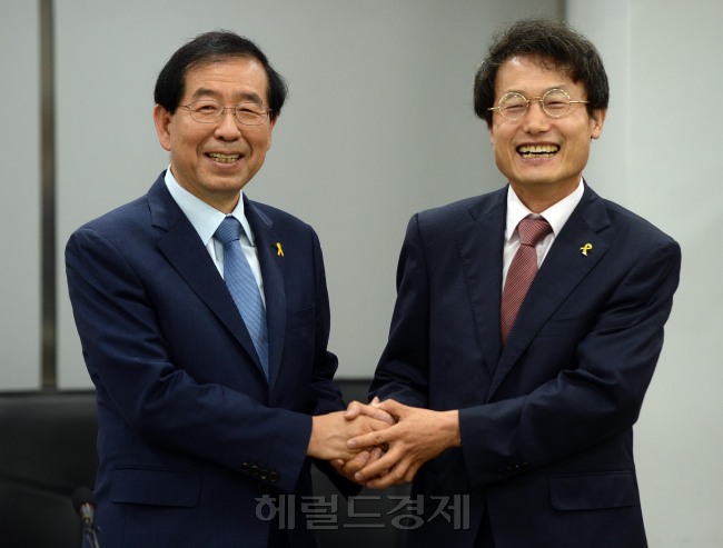 25일 오후 서울시청에서 열린 '서울시·교육청 상호협력을 위한 서울시장·교육감 당선인 간담회'에서 박원순 서울시장(왼쪽)과 조희연 서울시 교육감 당선인이 악수하며 포즈를 취하고 있다. <br /> 이상섭 기자. babtong2heraldcorp.com
25일 오후 서울시청에서 열린 '서울시·교육청 상호협력을 위한 서울시장·교육감 당선인 간담회'에서 박원순 서울시장(왼쪽)과 조희연 서울시 교육감 당선인이 악수하며 포즈를 취하고 있다.
이상섭 기자. babtong2heraldcorp.com