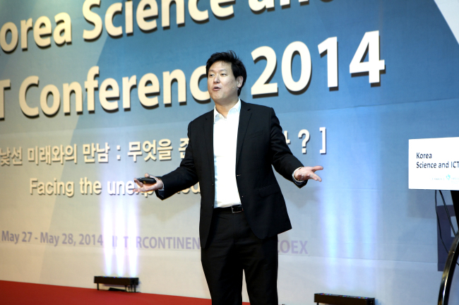 Dennis Hong delivers a speech at an information and communications technology conference held by the Ministry of Science, ICT and Future Planning in Seoul in May.   MSIP