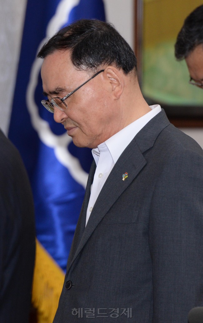 17일 오전 t세종로 정부서울청사에서 정홍원 국무총리 주재로 국무회의를 열고 <br />수감자에게 지급하는 주식을 쌀과 보리의 혼합곡으로 하는<br /> 기존의 규정을 원칙적으로 쌀로 지급하도록 변경하는'형 집행 및 수용자 처우에 관한 법률' <br />시행령 개정안을 심의·의결하고 있다. 박현구 기자phko@heraldcorp.com/2014.06.17
17일 오전 t세종로 정부서울청사에서 정홍원 국무총리 주재로 국무회의를 열고
수감자에게 지급하는 주식을 쌀과 보리의 혼합곡으로 하는
기존의 규정을 원칙적으로 쌀로 지급하도록 변경하는'형 집행 및 수용자 처우에 관한 법률'
시행령 개정안을 심의·의결하고 있다. 박현구 기자phko@heraldcorp.com/2014.06.17