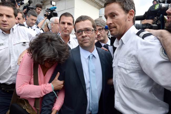 French doctor Nicolas Bonnemaison (center) leaves the courthouse of Pau, France, Wednesday.   AFP-Yonhap
