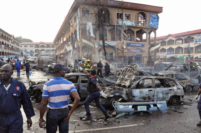 <YONHAP PHOTO-0560> Rescue service work at the scene of an explosion at a shopping mall in Abuja, Nigeria, Wednesday, June 25, 2014. An explosion rocked a shopping mall in Nigeria's capital, Abuja, on Wednesday and police say at least over 20 people have been killed and many wounded. Witnesses say body parts were scattered around the exit to Emab Plaza, in the upscale Wuse 11 suburb. (AP Photo/Olamikan Gbemiga)/2014-06-26 05:52:20/ <저작권자 ⓒ 1980-2014 ㈜연합뉴스. 무단 전재 재배포 금지.>
Rescue workers are seen at the site of an explosion at a shopping mall in Abuja on Wednesday.   AP-Yonhap