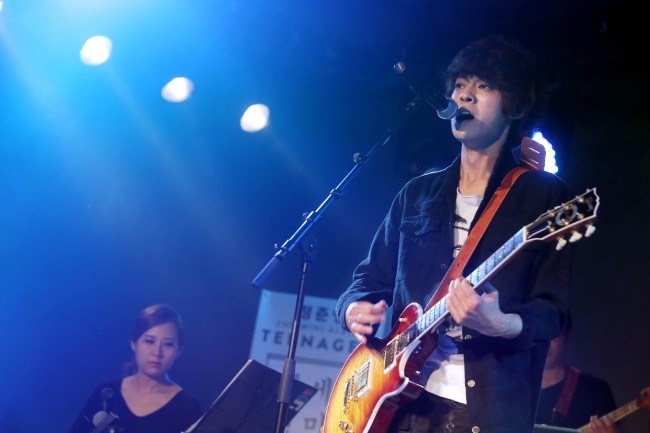 Rock singer Jung Joon-young performs during a showcase at the IFC Mall on Thursday.   Yonhap