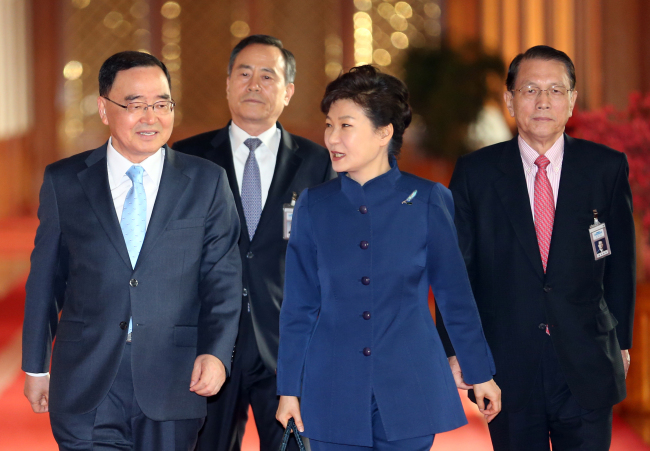 President Park Geun-hye enters a conference hall at Cheong Wa Dae to attend a Cabinet meeting on March 4 with Prime Minister Chung Hong-won (left) and Chief of Staff Kim Ki-choon (right). Yonhap