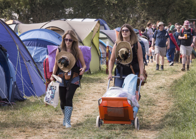 Festival goers arrive ahead of Glastonbury music festival, England, Wednesday.   AP-Yonhap