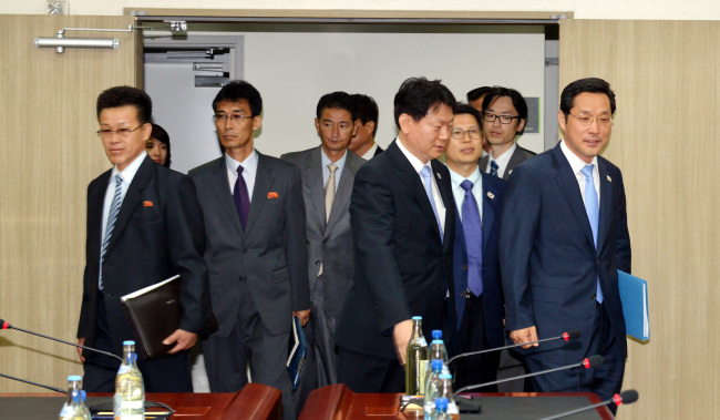 Lee Kang-woo (far right), director general for inter-Korean cooperation district support at Seoul’s Unification Ministry, and other delegates from the two Koreas enter a conference room in Gaeseong for a meeting of a joint panel tasked with the operation of their industrial park.   Joint Press Corps
