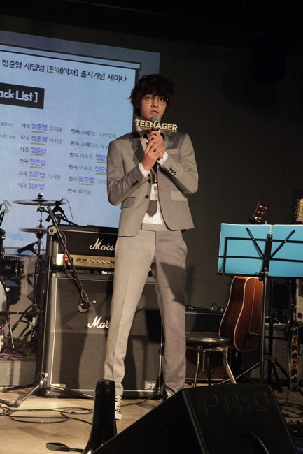 가수 정준영이 6월 26일 서울 영등포구 여의도동 23 IFC몰에서 2번째 미니앨범 '틴에이저' 쇼케이스를 열었다.