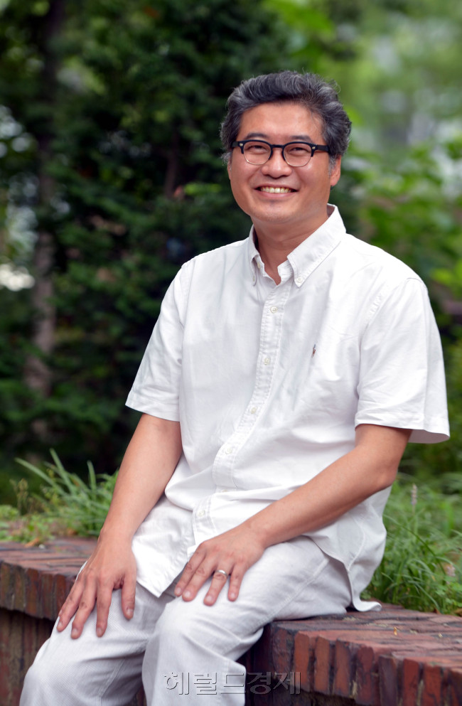 전봉관  KAIST인문사회과학교수<br />김명섭 기자 msiron@heraldcorp.com
전봉관  KAIST인문사회과학교수
김명섭 기자 msiron@heraldcorp.com