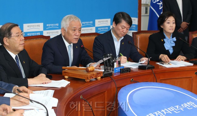 김한길 새정치민주연합 공동대표가  27일 오전 국회에서 열린 최고위원회의에서 모두발언을 하고 있다.이길동기자.gdlee@heraldcorp.com
김한길 새정치민주연합 공동대표가  27일 오전 국회에서 열린 최고위원회의에서 모두발언을 하고 있다.이길동기자.gdlee@heraldcorp.com