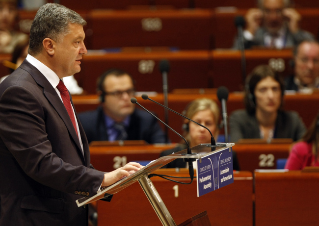 Ukrainian President Petro Poroshenko delivers his speech at the Parliamentary Assembly of the Council of Europe in Strasbourg, eastern France, Thursday.   AP-Yonhap