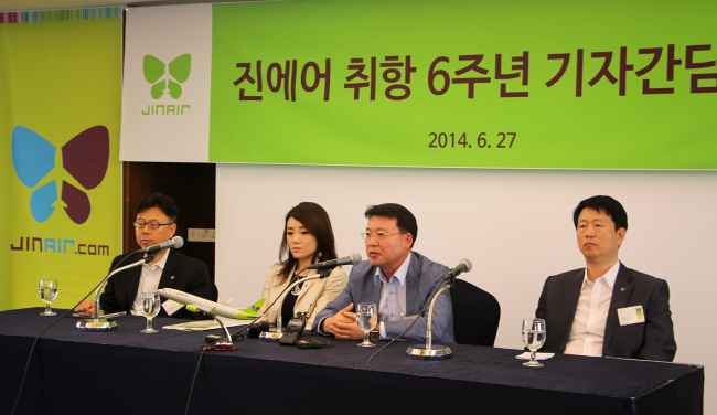Jin Air CEO Ma Won (second from right) speaks during a press conference held at the Lotte Hotel in Seoul on Friday.   Yonhap