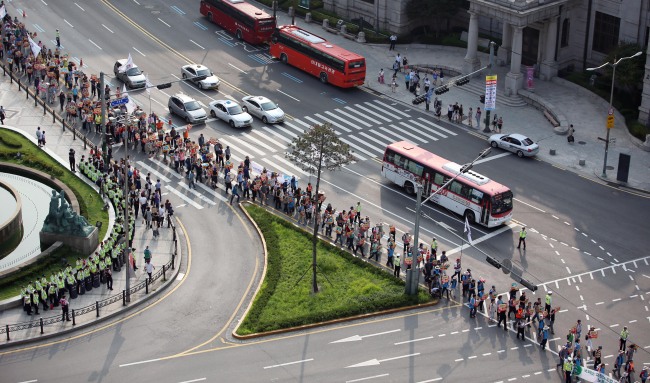 Teachers’ union takes to the streets / 전교조 시위