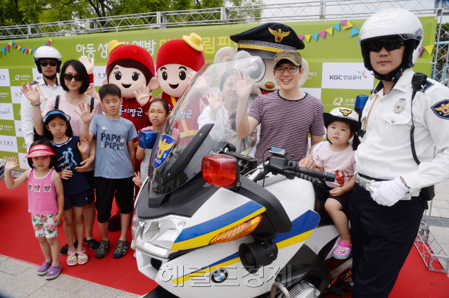 29일 오전 서울 마포구 상암동 월드컵공원에서 열린 '아동 성범죄 예방 미니 올림픽'에서 아이들이 경찰 협조하에 싸이카 탑승후 기념사진을 촬영하고 있다. 박현구 기자phko@heraldcorp.com 2014.06.29
29일 오전 서울 마포구 상암동 월드컵공원에서 열린 '아동 성범죄 예방 미니 올림픽'에서 아이들이 경찰 협조하에 싸이카 탑승후 기념사진을 촬영하고 있다. 박현구 기자phko@heraldcorp.com 2014.06.29
29일 오전 서울 마포구 상암동 월드컵공원에서 열린 '아동 성범죄 예방 미니 올림픽'에서 아이들이 경찰 협조하에 싸이카 탑승후 기념사진을 촬영하고 있다. 박현구 기자phko@heraldcorp.com 2014.06.29