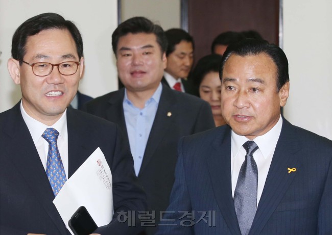 이완구 새누리당 비상대책위원장겸 원내대표가 30일 오전 국회에서 열린 비상대책위원회에 참석하기위해 회의장에 들어오고 있다.이길동기자.gdlee@heraldcorp.com
이완구 새누리당 비상대책위원장겸 원내대표가 30일 오전 국회에서 열린 비상대책위원회에 참석하기위해 회의장에 들어오고 있다.이길동기자.gdlee@heraldcorp.com