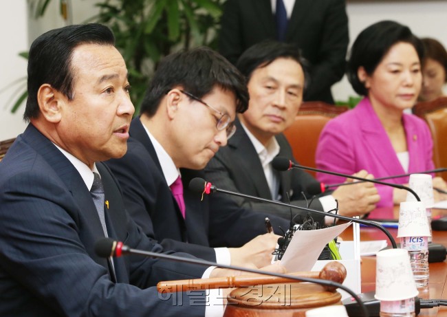 이완구 새누리당 비상대책위원장겸 원내대표가 30일 오전 국회에서 열린 비상대책위원회에서 모두발언을 하고 있다.이길동기자.gdlee@heraldcorp.com
이완구 새누리당 비상대책위원장겸 원내대표가 30일 오전 국회에서 열린 비상대책위원회에서 모두발언을 하고 있다.이길동기자.gdlee@heraldcorp.com