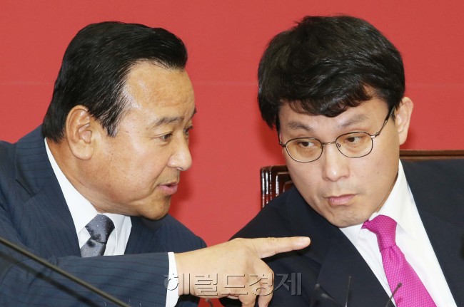 이완구 새누리당 비상대책위원장겸 원내대표가 30일 오전 국회에서 열린 비상대책위원회에서 윤상현 사무총장과 이야기를 나누고 있다.이길동기자.gdlee@heraldcorp.com
이완구 새누리당 비상대책위원장겸 원내대표가 30일 오전 국회에서 열린 비상대책위원회에서 윤상현 사무총장과 이야기를 나누고 있다.이길동기자.gdlee@heraldcorp.com
