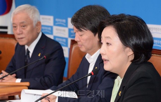 박영선 새정치민주연합 원내대표가 30일 오전 국회에서 열린 최고위원회의에서 모두발언을 하고 있다.이길동기자.gdlee@heraldcorp.com
박영선 새정치민주연합 원내대표가 30일 오전 국회에서 열린 최고위원회의에서 모두발언을 하고 있다.이길동기자.gdlee@heraldcorp.com