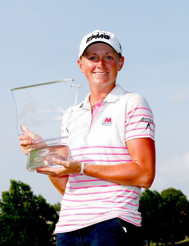 Stacy Lewis poses with the winner’s trophy on Sunday.   AFP-Yonhap