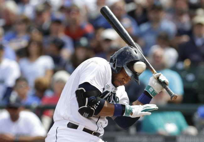 <YONHAP PHOTO-0348> Seattle Mariners' Robinson Cano (22) ducks a pitch that was high and inside during an at-bat in the sixth inning of a baseball game against the Cleveland Indians, Sunday, June 29, 2014, in Seattle. (AP Photo/Ted S. Warren)/2014-06-30 07:05:41/ <저작권자 ⓒ 1980-2014 ㈜연합뉴스. 무단 전재 재배포 금지.>
Seattle Mariners second baseman Robinson Cano avoids an inside pitch in the sixth inning on Sunday.   AP-Yonhap