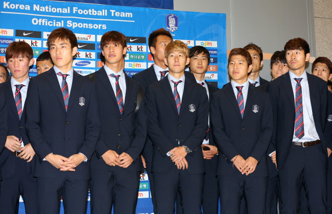 The Korean national soccer team poses for photos at Incheon International Airport on Monday. Yonhap