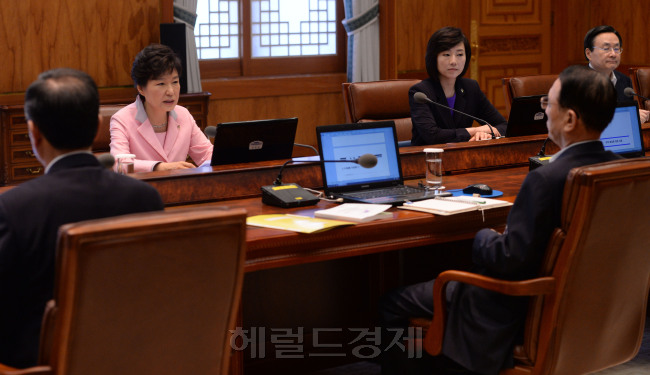 박근혜 대통령이 30일 오전 청와대에서 열린 수석비서관회의에서 모두발언하고 있다.  /2014.06.30/청와대사진기자단/박현구 기자
그녀의 눈길이 향한 곳…