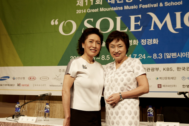 Chung Myung-wha (left) and Chung Kyung-wha, sisters and co-artistic directors of the Great Mountains International Music Festival & School, pose for photos at a press conference in Seoul on Monday.   GMMFS