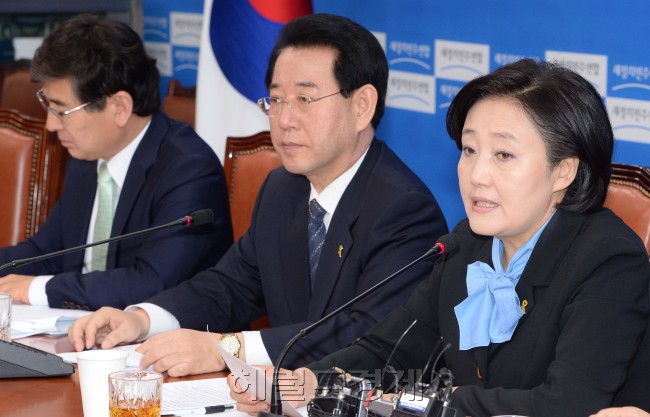 박영선 새정치민주연합 원내대표가 1일 오전 국회에서 열린 원내대책회의에서 모두발언을 하고 있다.이길동기자.gdlee@heraldcorp.com
박영선 새정치민주연합 원내대표가 1일 오전 국회에서 열린 원내대책회의에서 모두발언을 하고 있다.이길동기자.gdlee@heraldcorp.com