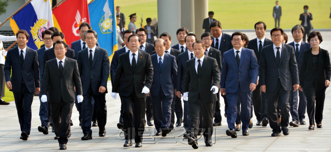 박원순 서울 시장이 2기 시정을 첫 시작한  1일 오전 서울 동작구 국립 서울현충원을 참배하고 있다.<br />김명섭 기자 msiron@heraldcorp.com