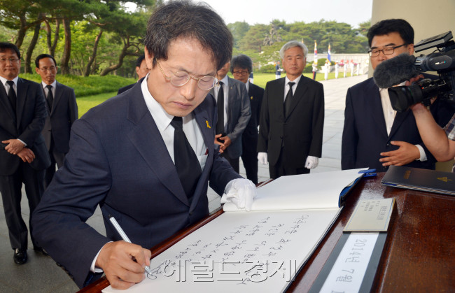 조희연 서울시교육감이 첫 취임한 1일 오전 서울 동작구 국립 서울현충원을 방문해 방명록을 작성하고 있다.<br />김명섭 기자 msiron@heraldcorp.com
조희연 서울시교육감이 첫 취임한 1일 오전 서울 동작구 국립 서울현충원을 방문해 방명록을 작성하고 있다.
김명섭 기자 msiron@heraldcorp.com