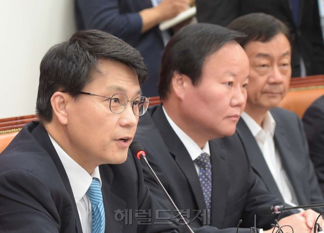 윤 상현사무총장이가 1일 오전 국회에서 열린 원내대책회의에서 모두발언을 하고 있다.이길동기자.gdlee@heraldcorp.com
윤 상현사무총장이가 1일 오전 국회에서 열린 원내대책회의에서 모두발언을 하고 있다.이길동기자.gdlee@heraldcorp.com