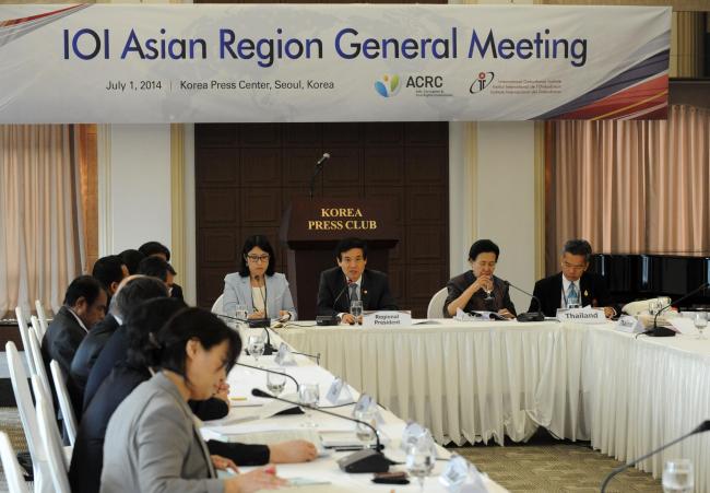 Lee Sung-bo, chairman of the Anti-Corruption and Civil Rights Commission, speaks during the the International Ombudsman Institute Asian Region General Meeting held at the Korea Press Center in Seoul on Tuesday.
Anti-Corruption and Civil Rights Commission
한국과 미국, 일본, 오스트리아 등 12개국의 옴부즈맨 기관장들이 2일과 3일 이틀간 서울 중구 프레스센터에서 만났다.
한국에 옴부즈맨 제도가 도입된 지 20년이 되는 해(1994년 국민고충처리위원회<현 국민권익위원회> 설치)를 기념해 세계 각국의 옴부즈맨 기관장들이 서울에 모여 ‘2014 옴부즈맨 글로벌 콘퍼런스’를 개최했다