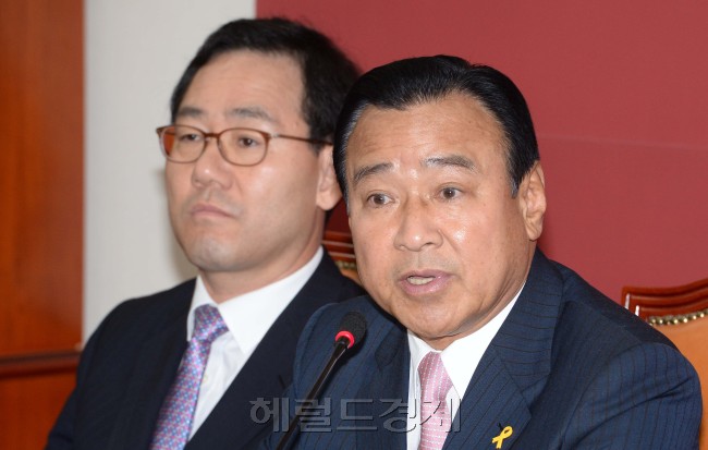 이완구 새누리당원내대표가 2일 오전 국회에서 열린 원내대책회의에서 모두발언을 하고 있다.이길동기자.gdlee@heraldcorp.com
이완구 새누리당원내대표가 2일 오전 국회에서 열린 원내대책회의에서 모두발언을 하고 있다.이길동기자.gdlee@heraldcorp.com