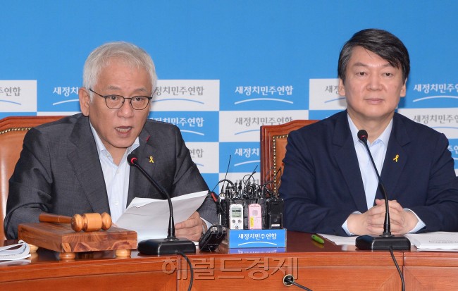 김한길 새정치민주연합 공동대표가 2일 오전 국회에서 열린 최고위원회의에서 모두발언을 하고 있다.이길동기자.gdlee@heraldcorp.com
김한길 새정치민주연합 공동대표가 2일 오전 국회에서 열린 최고위원회의에서 모두발언을 하고 있다.이길동기자.gdlee@heraldcorp.com