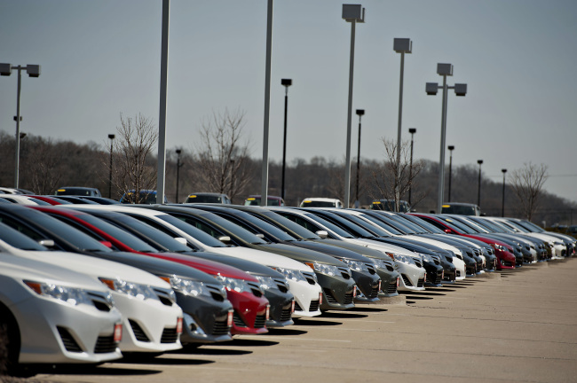 Toyota Motor Corp. vehicles sit outside Hiland Toyota dealership in Moline, Illinois.   Bloomberg