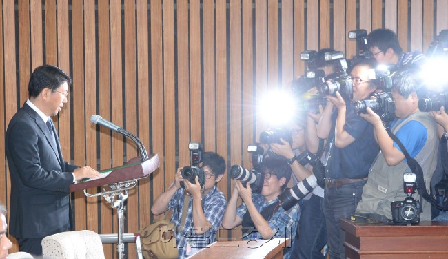 2일 오전 국회에서 열린 국회(임시회)  세월호침몰사고의 진상규명을위한 국정조사특별위원회 기관보고에서 김석균 해양경찰청장이  보고를 하고 있다.이길동기자.gdlee@heraldcorp.com
2일 오전 국회에서 열린 국회(임시회)  세월호침몰사고의 진상규명을위한 국정조사특별위원회 기관보고에서 김석균 해양경찰청장이  보고를 하고 있다.이길동기자.gdlee@heraldcorp.com