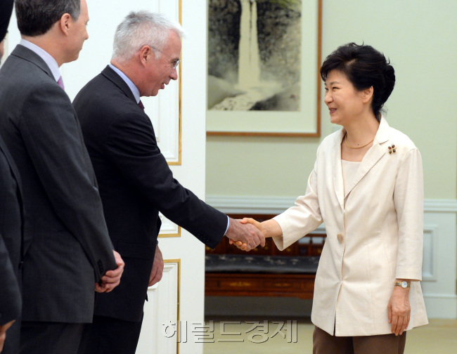 박근혜 표정-박근혜 대통령이 2일 오전 피터 샌즈 스탠다드차타드그룹 회장 일행을 접견하고 있다.청와대사진기자단/ 2014.07.02 박현구 기자phko@heraldcorp.com
박근혜 표정-박근혜 대통령이 2일 오전 피터 샌즈 스탠다드차타드그룹 회장 일행을 접견하고 있다.청와대사진기자단/ 2014.07.02 박현구 기자phko@heraldcorp.com