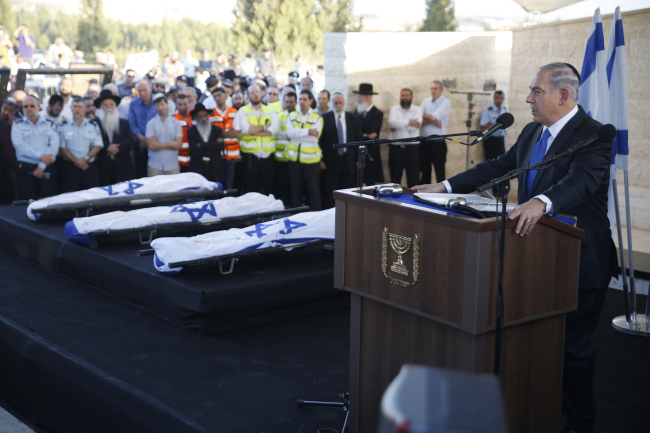 Israeli Prime Minister Benjamin Netanyahu eulogizes three Israeli teens who were abducted and killed in the West Bank during their joint funeral in the Israeli city of Modiin on Tuesday.   AP-Yonhap