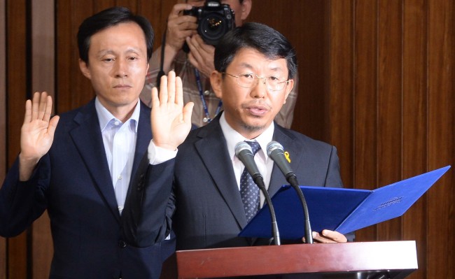 Coast Guard chief Kim Seok-kyun testifies before the National Assembly’s Sewol investigation panel on Wednesday.   Lee Gil-dong/The Korea Herald