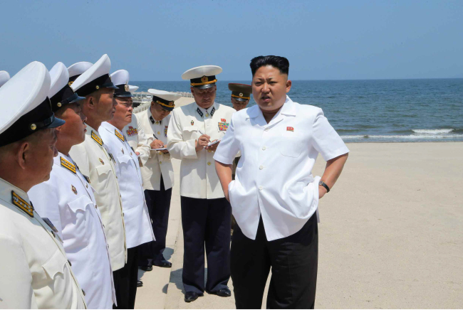North Korean leader Kim Jong-un (right) speaks to navy officers during his recent inspection of a swimming exercise reported Tuesday by the Rodong Sinmun, a mouthpiece of the ruling Workers’ Party.   Yonhap