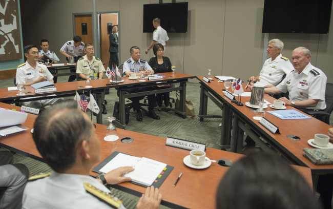 South Korea’s Joint Chiefs of Staff chairman Adm. Choi Yoon-hee (center), U.S. JCS chief Gen. Martin Dempsey (right) and Gen. Shigeru Iwasaki (left), the chief of the Japanese Self-Defense Forces’ Joint Staff meet to discuss North Korea’s nuclear and missile threats at the Asia-Pacific Center for Security Studies in Hawaii on Tuesday.   Joint Chiefs of Staff